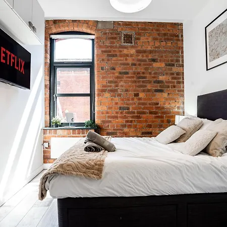 2bedapt - Exposed Brick & Pool Table