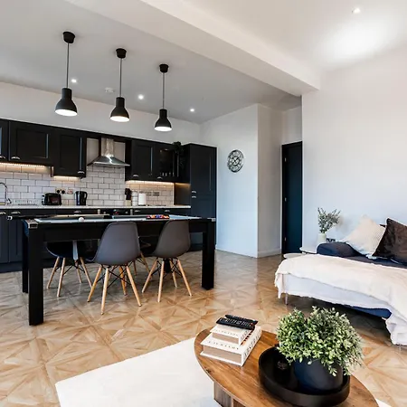 2bedapt - Exposed Brick & Pool Table *