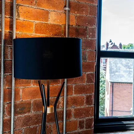 2bedapt - Exposed Brick & Pool Table شقة
