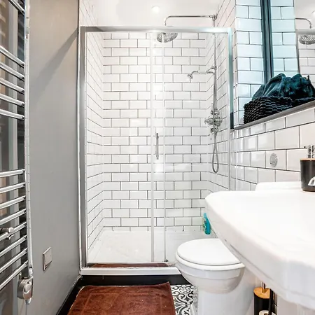 2bedapt - Exposed Brick & Pool Table *